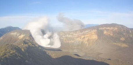 Volcán Turrialba registró erupción de un minuto esta mañana