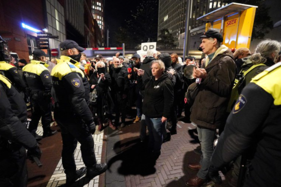 Rebrote de COVID-19 en Europa: trece detenidos en una protesta contra el regreso de las mascarillas y la distancia social en los Países Bajos