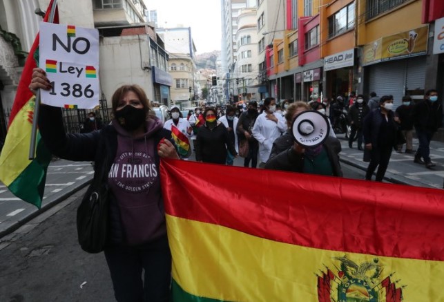 Se mantienen los bloqueos en Bolivia a la espera de la suspensión oficial de la ley que encendió las masivas protestas