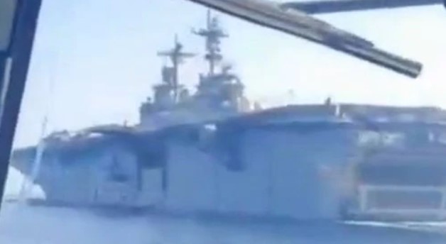 El régimen iraní publicó imágenes de las peligrosas maniobras de un helicóptero ante un buque de guerra de EEUU