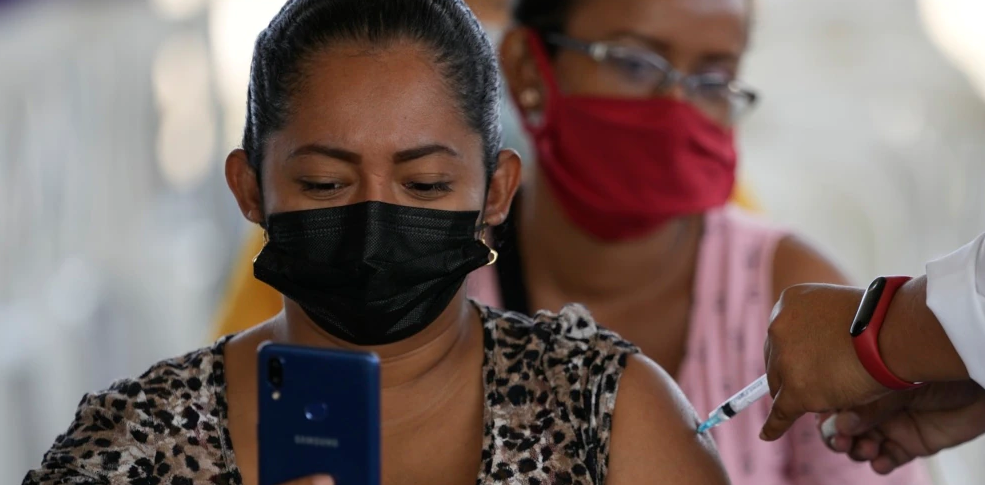Ecuador anuncia vacunación con tercera dosis para todos