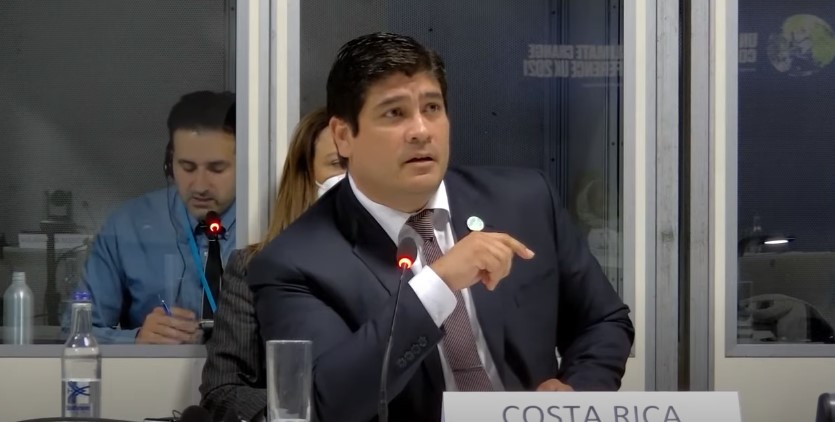 Carlos Alvarado inicia participación en COP26 en medio de críticas por veto a rebaja al marchamo