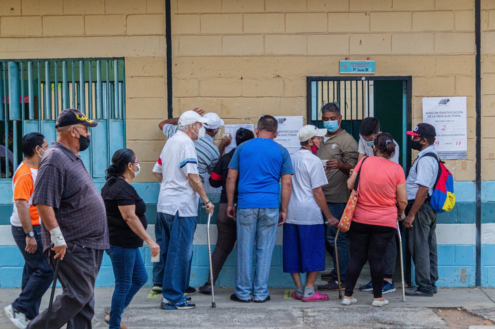 La oposición reclama esperar al conteo final en Apure y en Barinas, el estado natal de Hugo Chávez: la diferencia es de menos de un punto