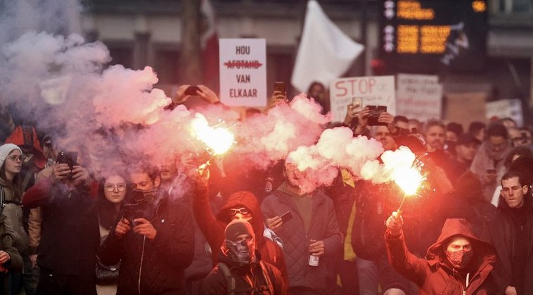 Bélgica: violentos enfrentamientos en las protestas contra las medidas para frenar la quinta ola de COVID-19