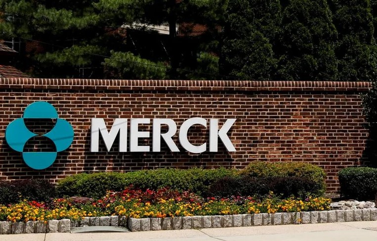Un panel de expertos en EEUU recomendó a la FDA que apruebe la píldora de Merck contra el coronavirus