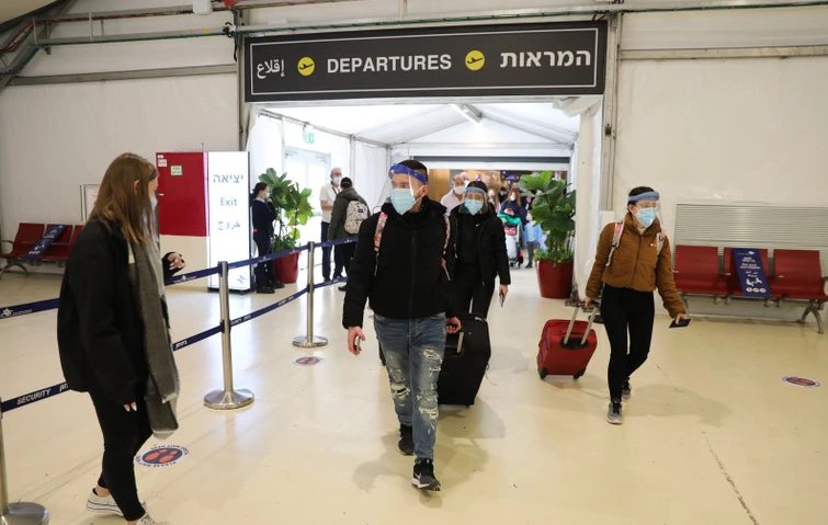 Israel confirmó el primer caso de la nueva variante del COVID-19 en su territorio y prohibió el ingreso de viajeros de siete países de África