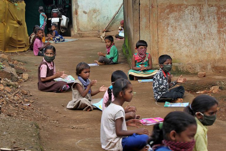 India reabre las escuelas en varias regiones por la baja de casos de COVID tras 19 meses cerradas