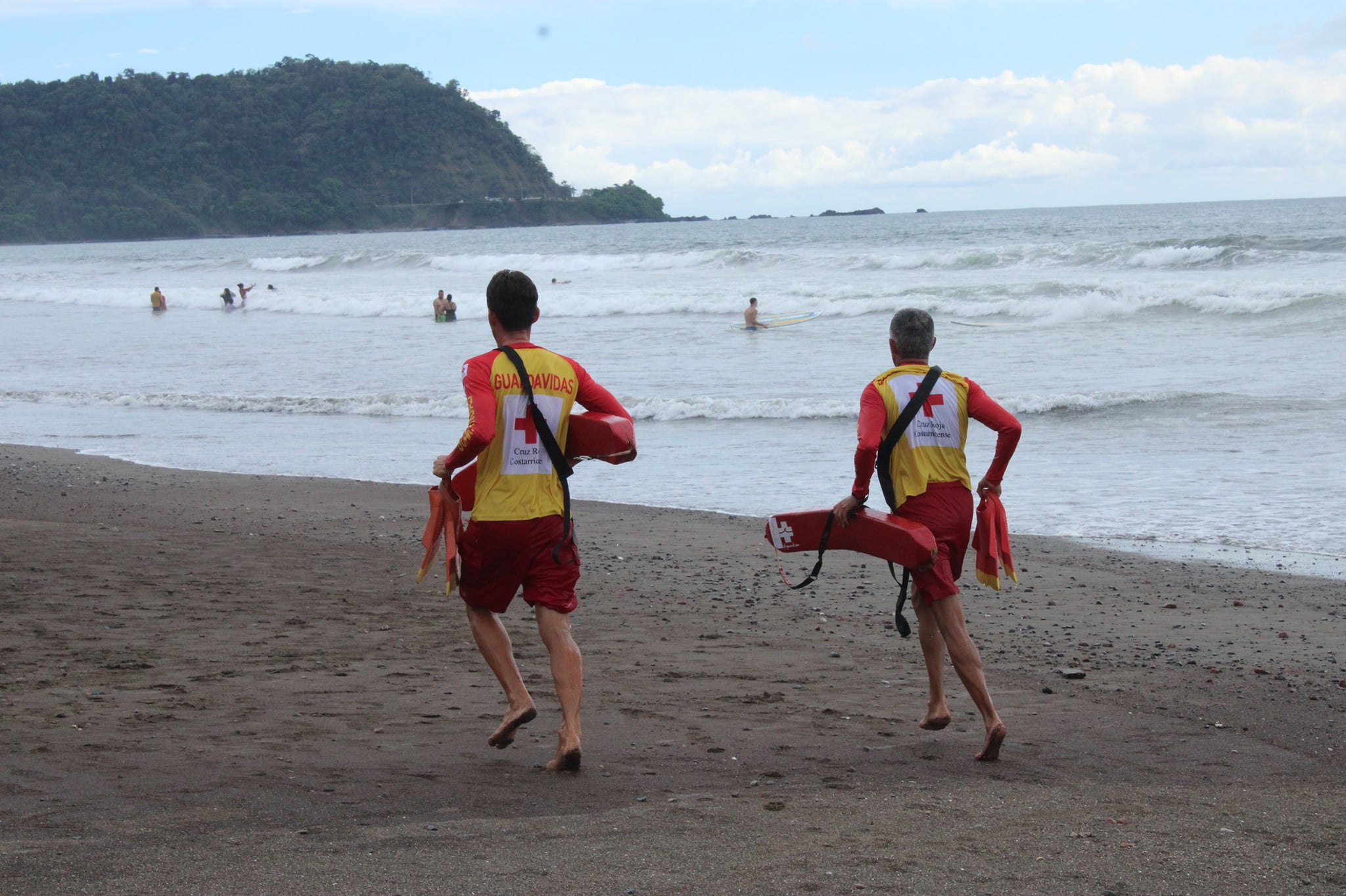 Cruz Roja mantiene presencia de guardavidas en 11 playas para cierre del año