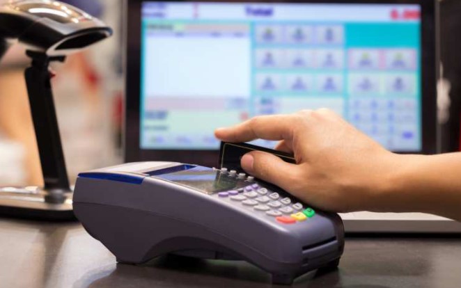Comerciantes y consumidores chocan con bancos tras fijación de comisiones por uso de datafonos