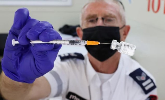 El ministro de Salud de Israel dijo que las personas vacunadas con refuerzo están protegidas contra la variante Ómicron