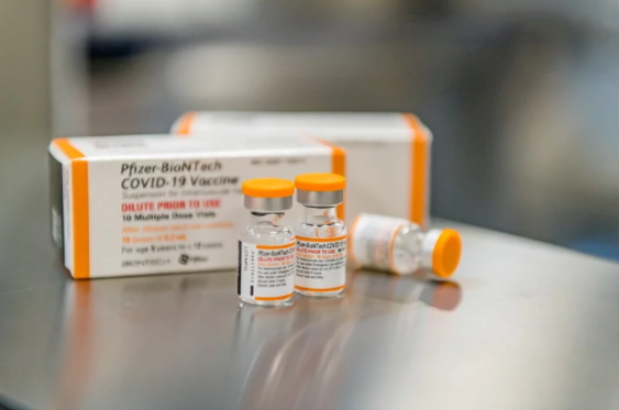 “Ómicron podría requerir una cuarta dosis de la vacuna”, advirtió el CEO de Pfizer