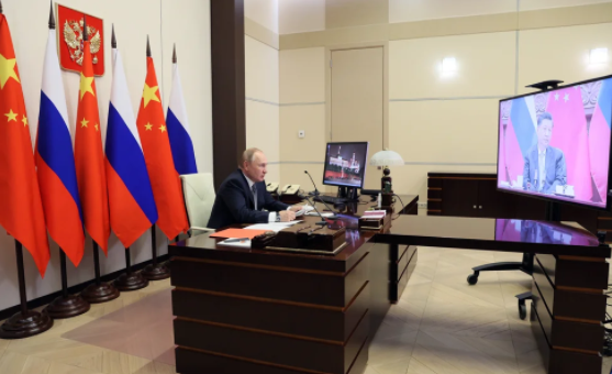 Xi Jinping dialogó con Vladimir Putin en una videoconferencia y le aseguró: “Estoy dispuesto a avanzar de la mano con usted”