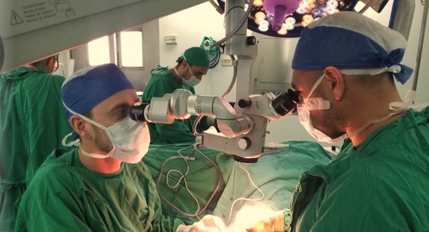 Especialistas en ortopedia y oncología reconstruyeron muñeca de paciente con hueso de la pierna
