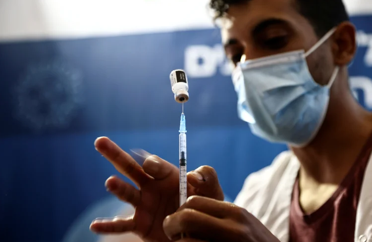 Ómicron: Israel aplicará una cuarta dosis de la vacuna a mayores de 60 años y trabajadores sanitarios