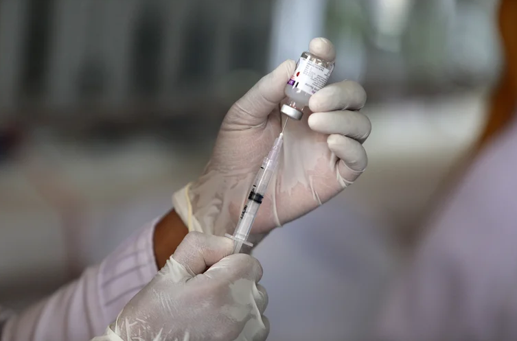 La Universidad de Oxford y AstraZeneca ya trabajan para adaptar su vacuna contra la variante Ómicron