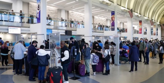 Más de mil vuelos fueron cancelados en Estados Unidos por sexto día consecutivo tras un nuevo récord de contagios de COVID