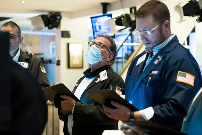 Tras el repunte de la mañana, Wall Street cerró en rojo por el temor a la inflación y al primer caso de la variante Ómicron