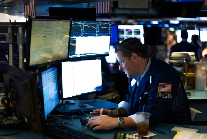 Wall Street se sacude la volatilidad provocada por la cepa Ómicron y la inflación: todos los índices cerraron con ganancias