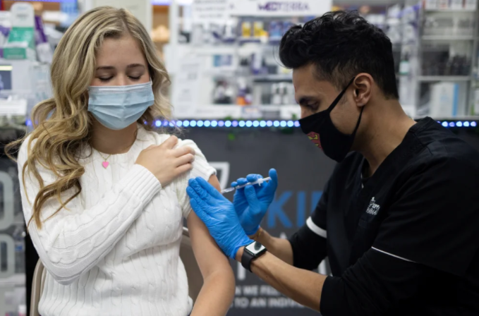 La FDA autorizará el lunes el refuerzo de la vacuna de Pfizer contra el coronavirus para los menores de 12 a 15 años en Estados Unidos
