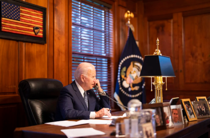 Biden instó a Putin a desescalar las tensiones con Ucrania y advirtió que EEUU “responderá de forma decisiva” ante una invasión