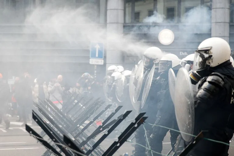 Protestas contra las restricciones al COVID-19 se tornaron violentas en Bruselas