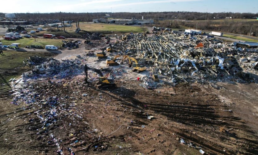 Confirmaron ocho muertos y continúa la búsqueda de desaparecidos en la fábrica de Kentucky arrasada por el tornado