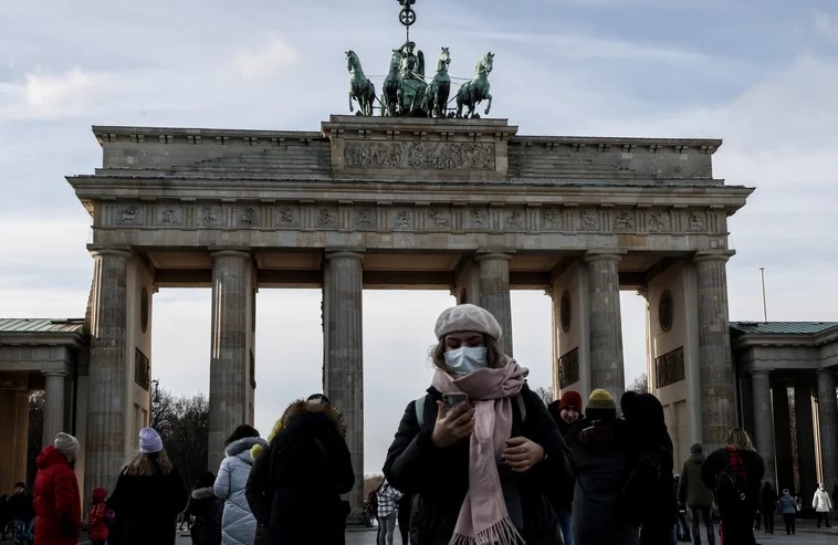 Alemania restringirá fiestas, reuniones y actos públicos incluso entre vacunados debido a la variante Ómicron