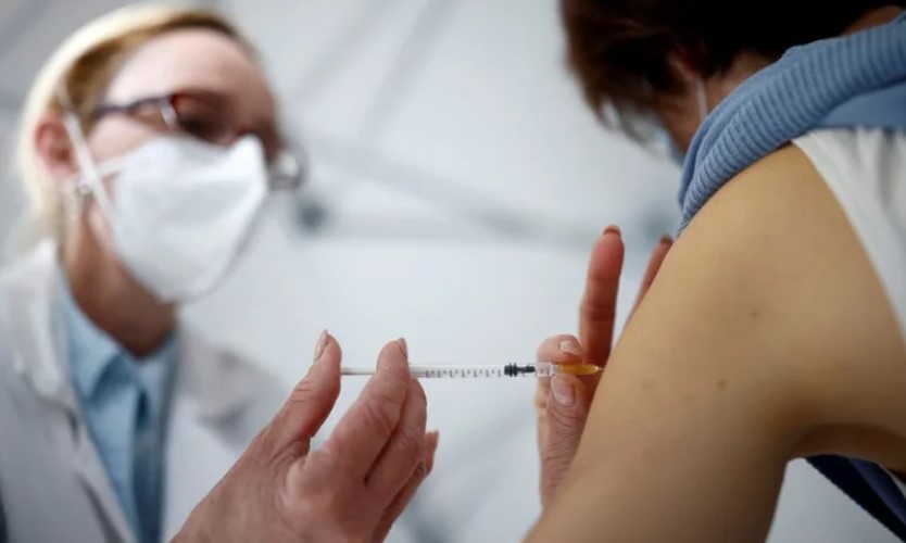 Francia recomendó acortar a tres meses el plazo para el refuerzo de la vacuna contra el coronavirus