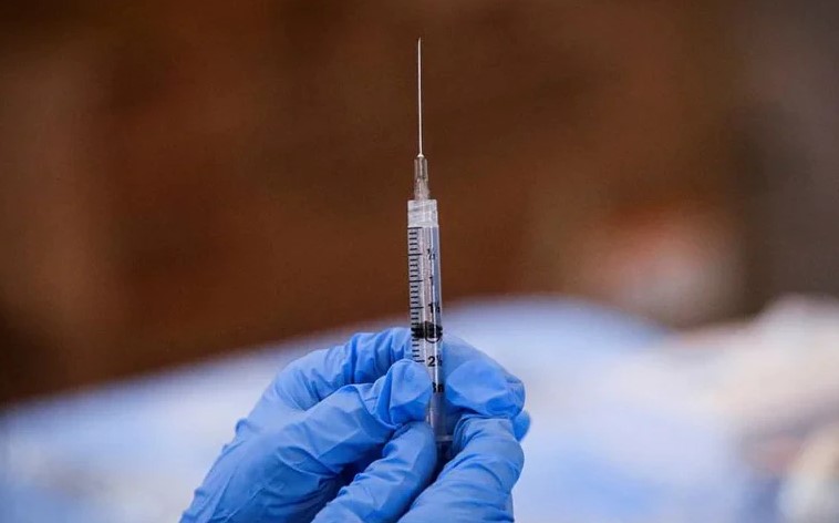 La FDA trabaja para una rápida revisión de las vacunas contra el coronavirus para asegurar que funcionen ante la variante Ómicron