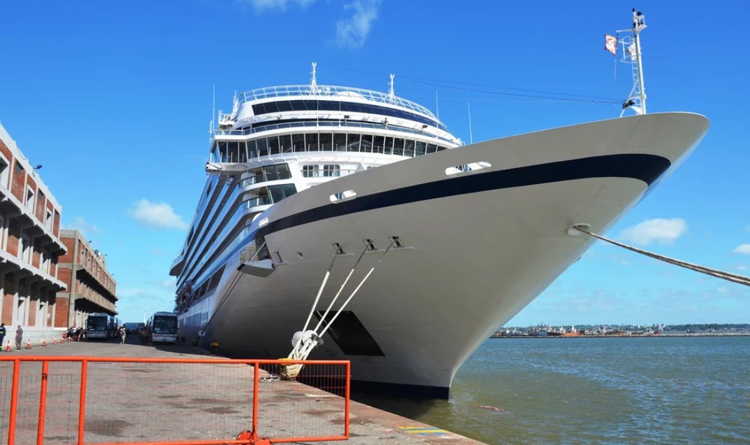 Uruguay: aislaron a más de 400 pasajeros de un crucero por un turista que subió en Buenos Aires y dio positivo de COVID-19