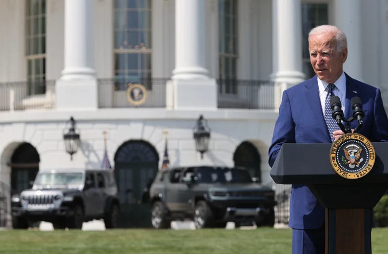 Crisis climática: Biden revirtió una decisión de Trump y endurecerá las normas de emisiones para los automóviles