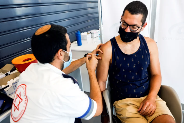 Israel analiza suministrar una cuarta dosis de la vacuna contra el coronavirus para la población con inmunodeficiencias