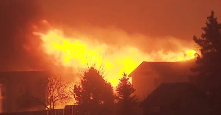 Avanzan sin control los incendios forestales en Colorado y piden evacuar a más de 30.000 personas