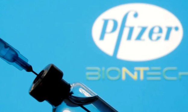 Epidemiólogos piden calma tras anuncio de Pfizer sobre mayor efectividad de tres vacunas para enfrentar a Ómicron