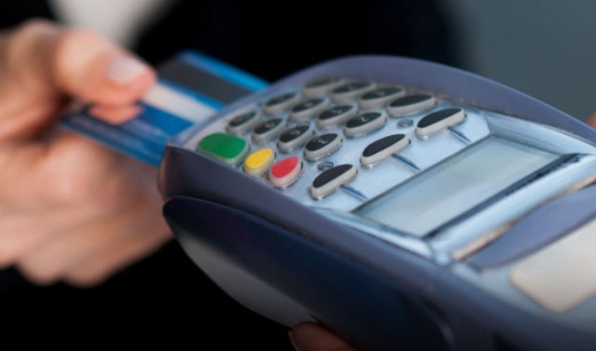 Bancos califican de ‘retroceso’ directriz que obliga a consumidores a digitar PIN de tarjetas en datafonos