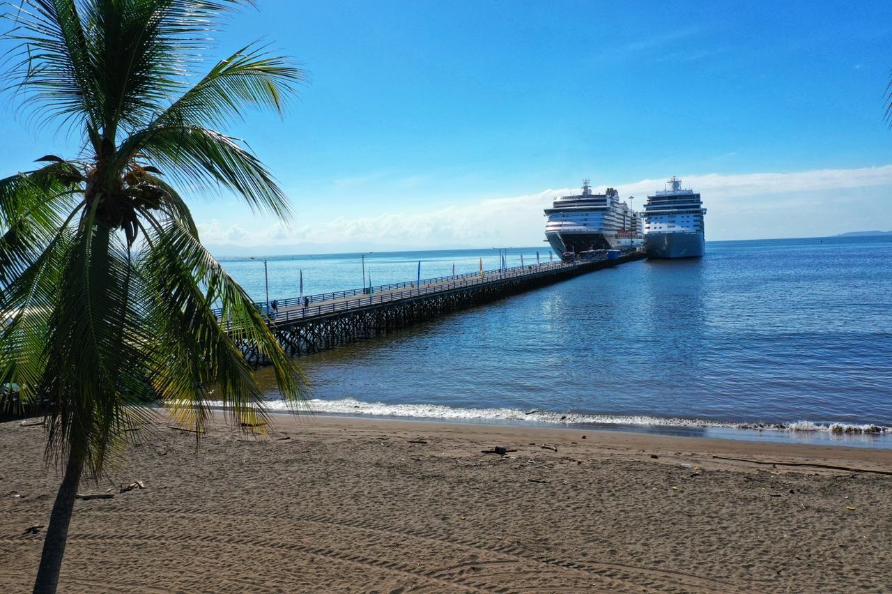 Cientos de turistas arribaron a Puntarenas ante llegada simultánea de dos cruceros