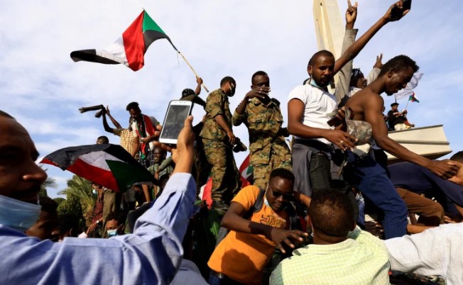 Sudán quedó sumido en la incertidumbre por la renuncia del primer ministro y los ciudadanos temen otro régimen represivo
