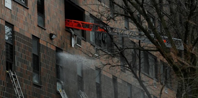 Al menos 19 personas, entre ellas nueve niños, murieron en un incendio en un edificio de Nueva York