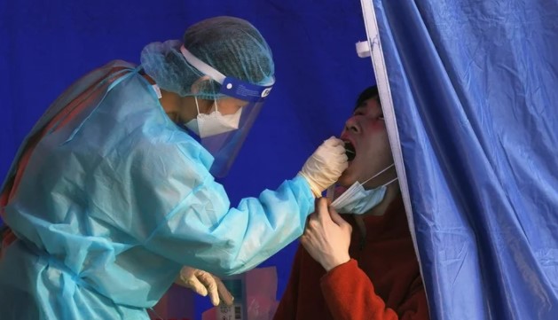 China aisló a otra ciudad por dos casos positivos de coronavirus y ya hay más de 20 millones de personas confinadas