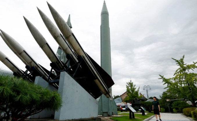 Corea del Norte lanzó un nuevo misil balístico al mar tras amenazar a EEUU
