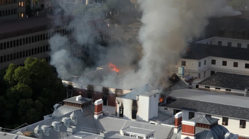 Un violento incendio derribó el techo del Parlamento de Sudáfrica