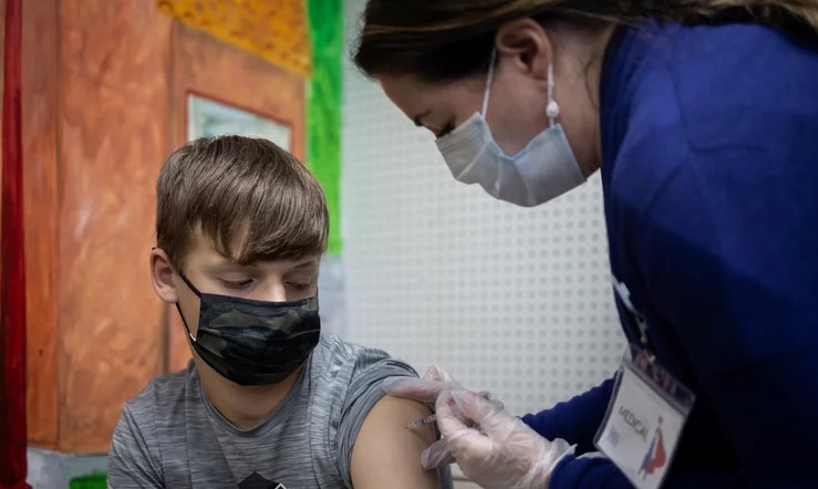 La FDA de los Estados Unidos aprobó las vacunas de refuerzo contra el coronavirus para niños de 12 a 15 años