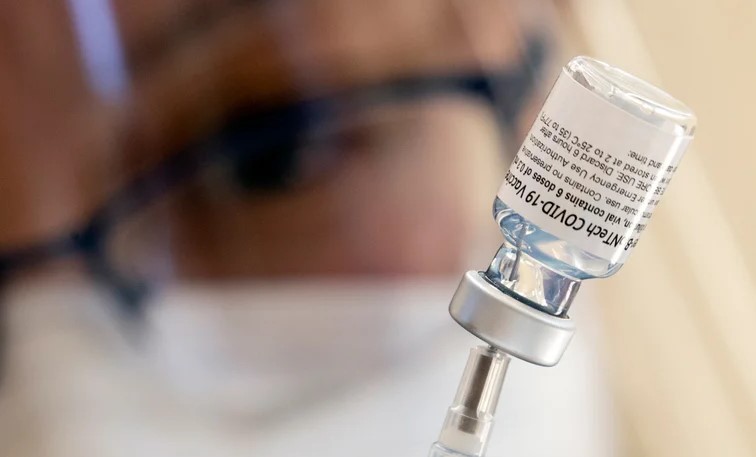 El CEO de Pfizer dice que dos dosis de la vacuna contra el COVID-19 “no son suficientes contra la variante Ómicron”