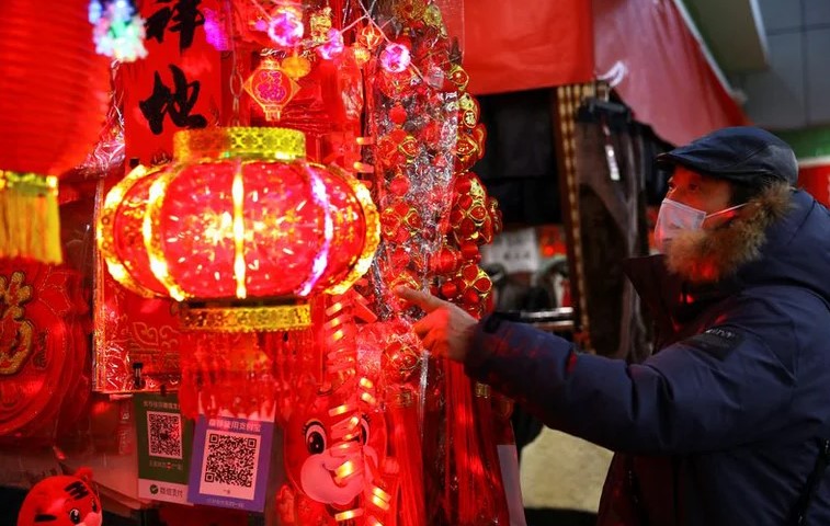 Empresas chinas permanecen bajo alerta por el incremento en los casos de Ómicron y las festividades del Año Nuevo lunar