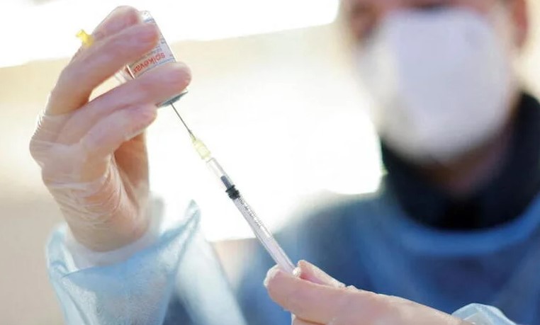 La OMS recomendó aislamientos de 14 días y reiteró la necesidad de vacunar al 70% de la población