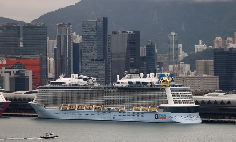 Un crucero con 2.500 personas fue obligado a regresar a Hong Kong para testear a nueve contactos estrechos de COVID