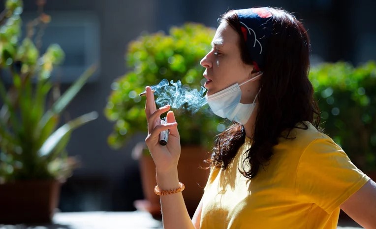 Fumar tabaco aumenta el riesgo de muerte y hospitalización por COVID-19