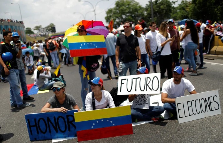 El régimen chavista pedirá al CNE la lista de personas que firmen el revocatorio contra Nicolás Maduro