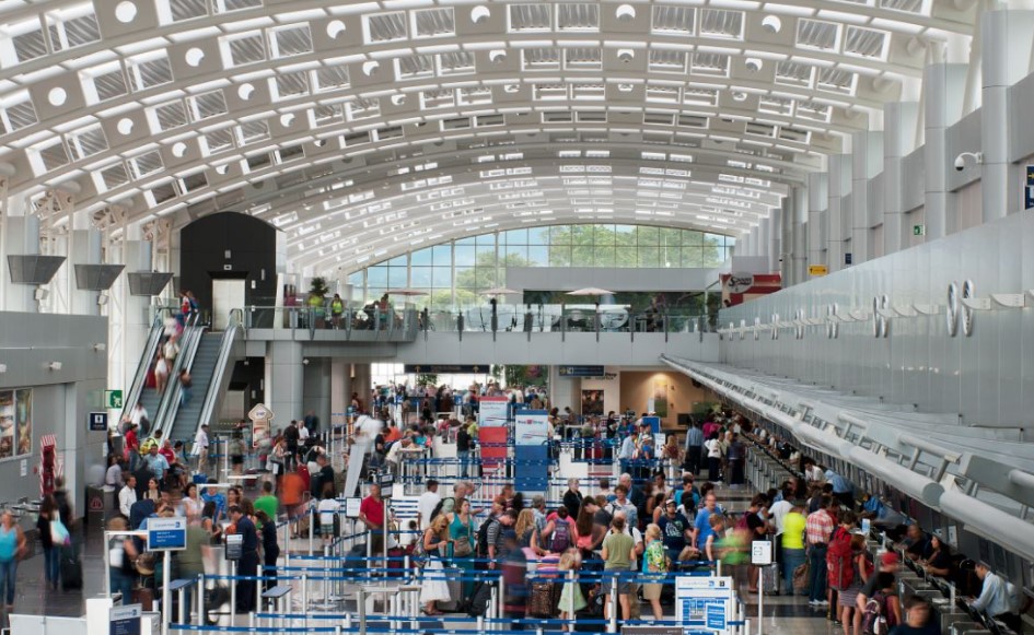 Aeropuertos hacen esfuerzos para evitar largas filas dentro de terminales tras colapso del fin de semana