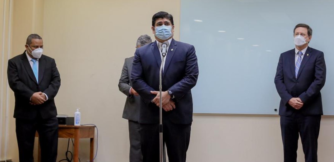 Carlos Alvarado dice estar ‘contento’ con manejo de pandemia ante críticas por cambio en medidas de restricción